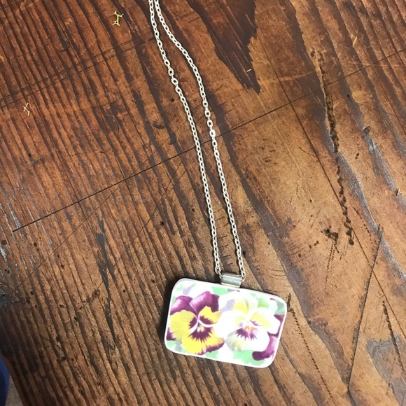 Hand made pansy Pendant, cut from a broken plate. - Picture 2 of 3